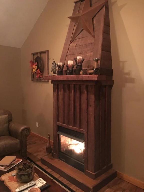 Gas Fireplace, Firepit, And Cedar Adirondack Chair Spencer Exteriör bild